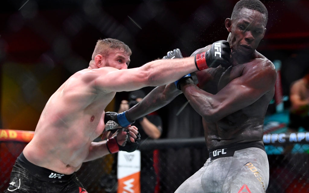 UFC 259: Jan Blachowicz cho Israel Adesanya lần đầu nếm mùi thất bại, Petr Yan mất đai vì lỗi phạm quy