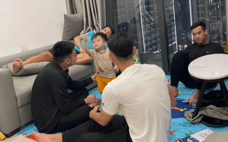Góc đáng yêu: Bé Titi "cân team" khi các cầu thủ CLB Hà Nội đến thăm bố Hùng Dũng
