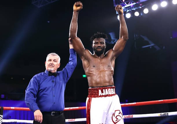 Nhà vô địch boxing châu Phi hạ đối thủ bằng "cú knock-out của năm", nâng thành tích bất bại lên con số 15 - Ảnh 3.