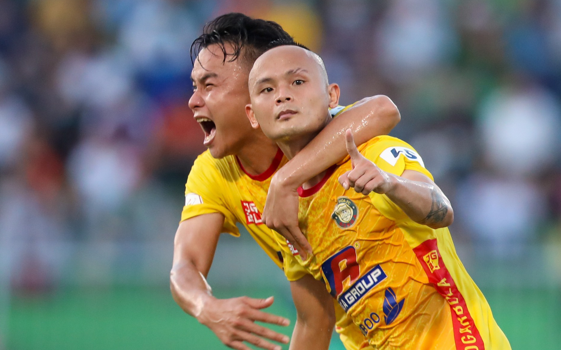Quốc Phương lập siêu phẩm sút phạt, biến thủ môn Bình Định thành người kém may 