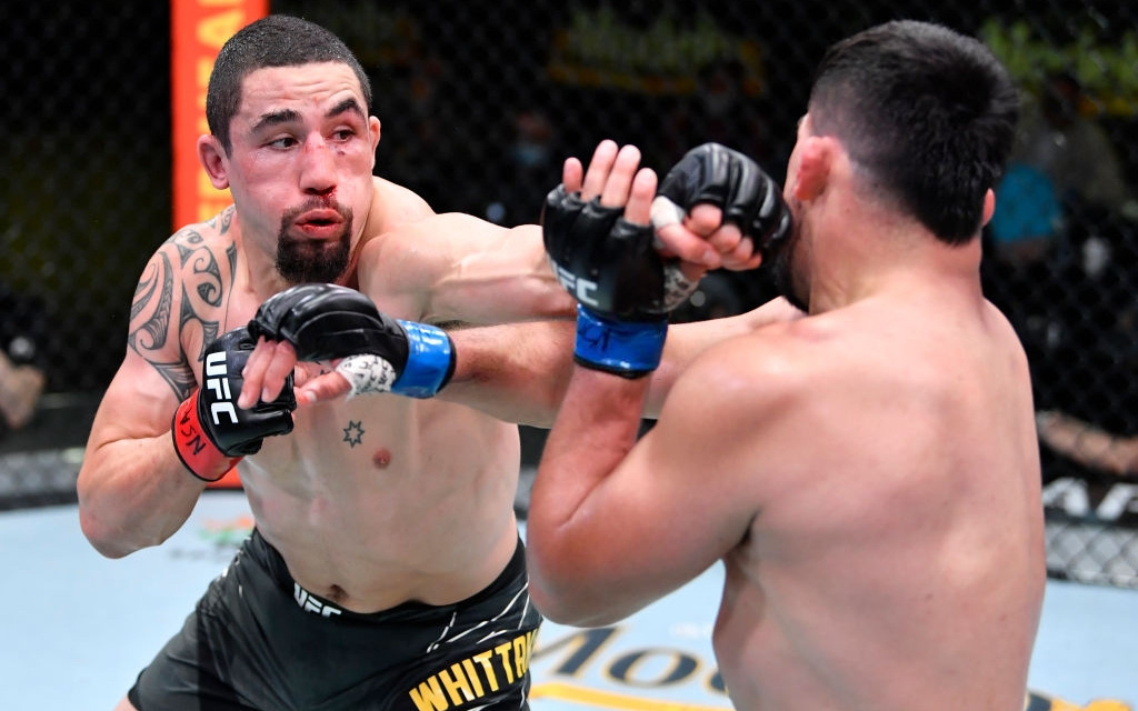 Robert Whittaker đánh bại Kelvin Gastelum sau 5 hiệp, đòi tái đấu cùng Israel Adesanya