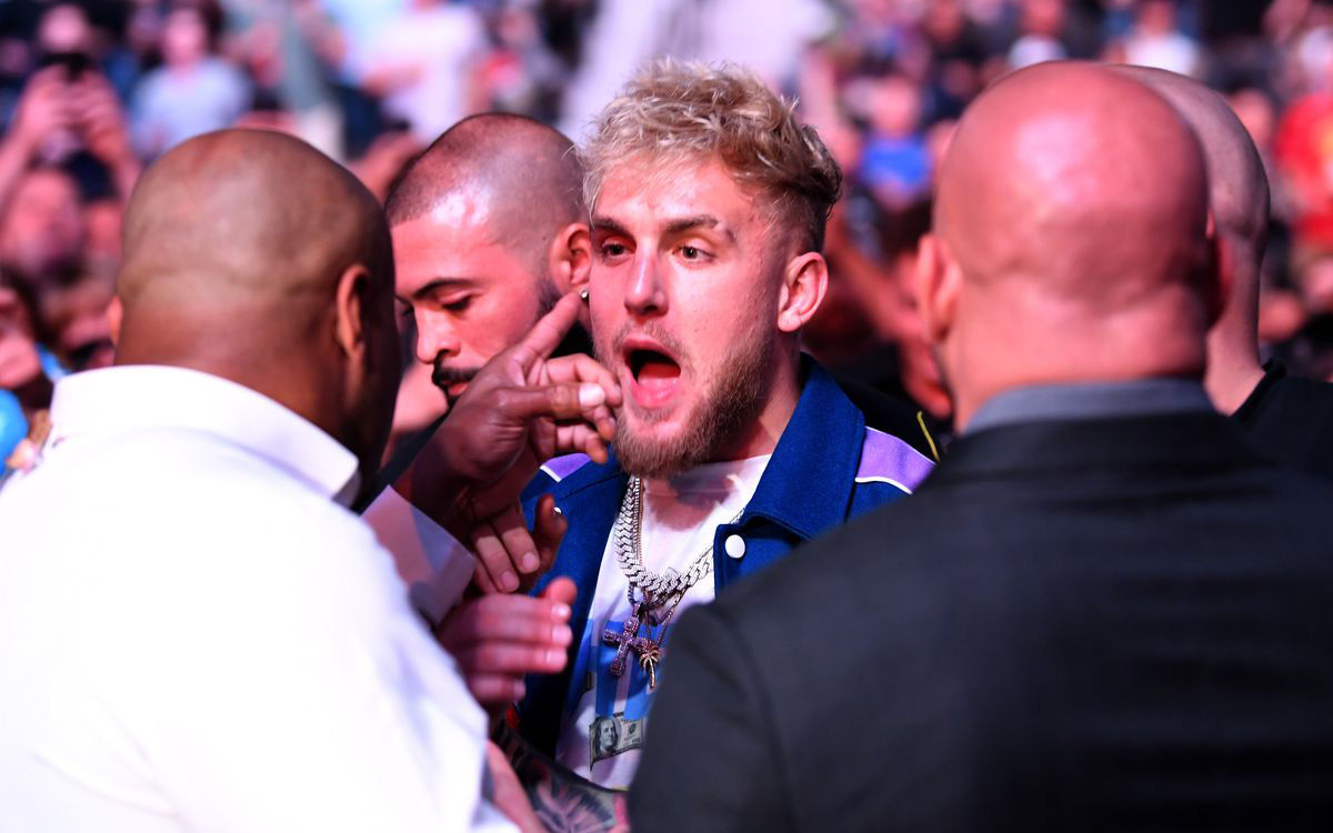 Cựu vương Daniel Cormier đấu võ mồm, suýt tát Jake Paul khi đôi bên chạm mặt tại UFC 261