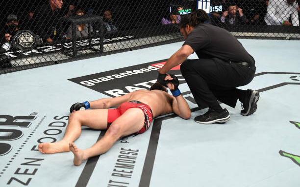 Kamaru Usman đánh bất tỉnh Jorge Masvidal, bảo vệ thành công đai vô địch bán trung UFC