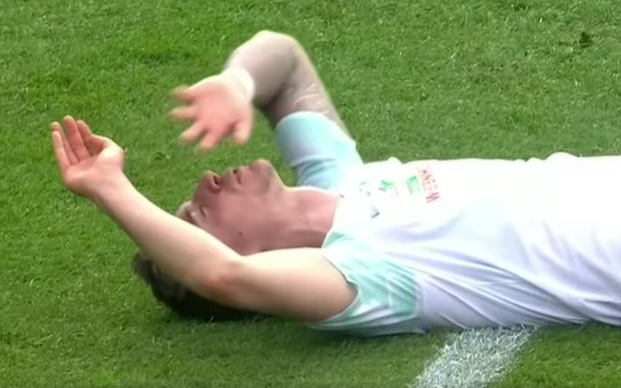 Hậu vệ Bundesliga choáng váng sau khi lĩnh trọn 2 cú sút liên tiếp trúng vào chỗ hiểm