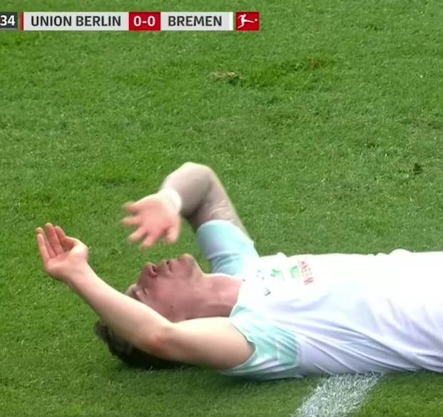 Hậu vệ Bundesliga choáng váng sau khi lĩnh trọn 2 cú sút trúng vào "bộ ấm chén" - Ảnh 2.