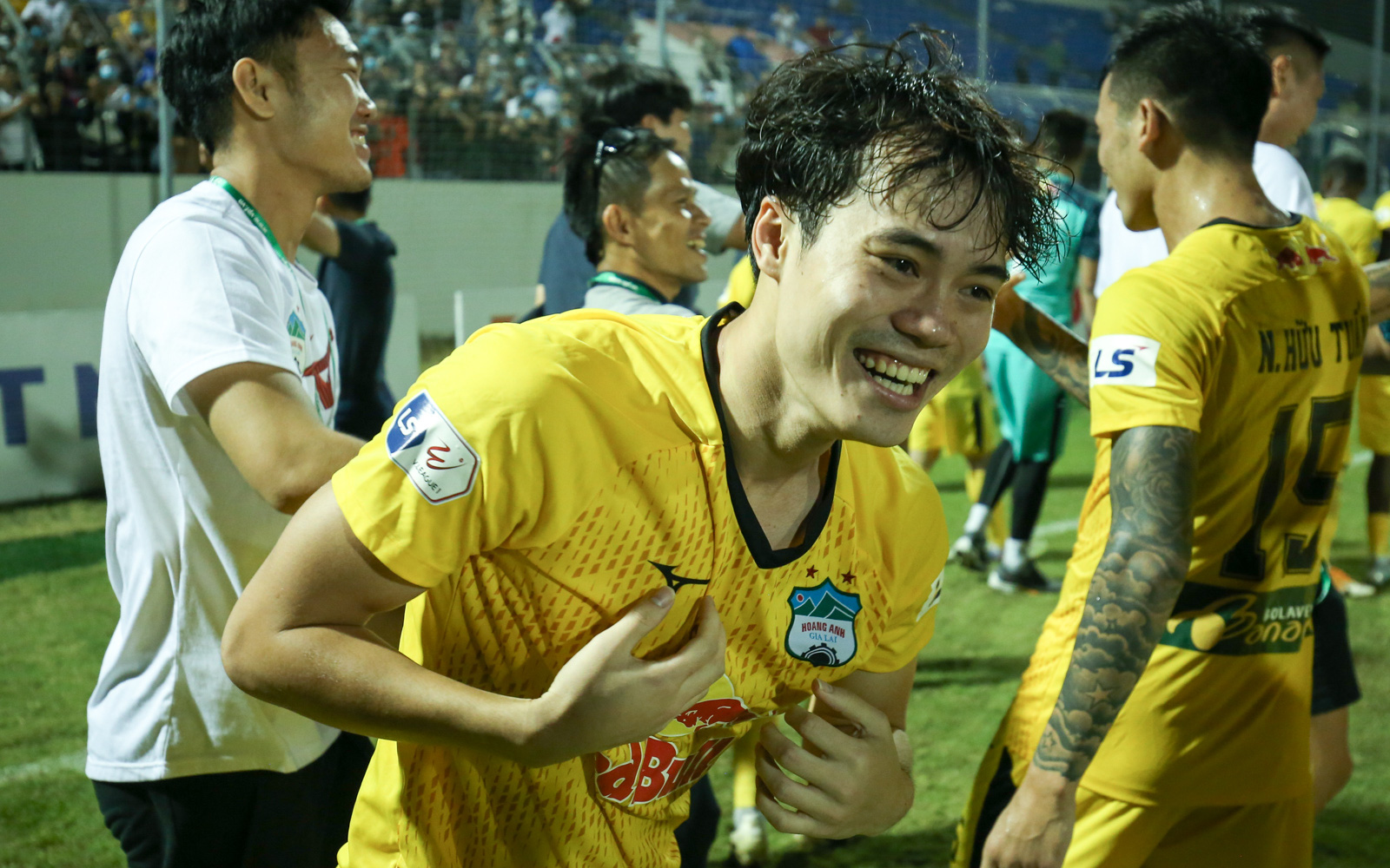 Văn Toàn lại xuất sắc nhất, HAGL thâu tóm hết danh hiệu tháng 4 V.League 2021