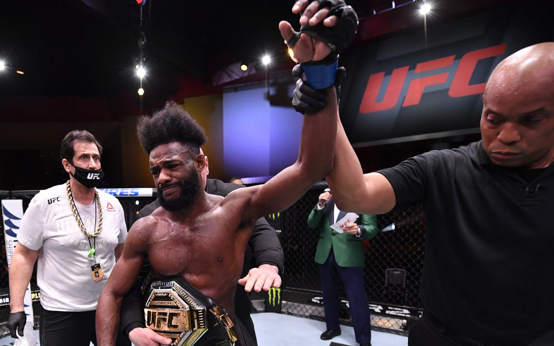 Aljamain Sterling từ chối tái đấu cùng Petr Yan, tuyên bố muốn làm phẫu thuật để "giải quyết vấn đề 10 năm"