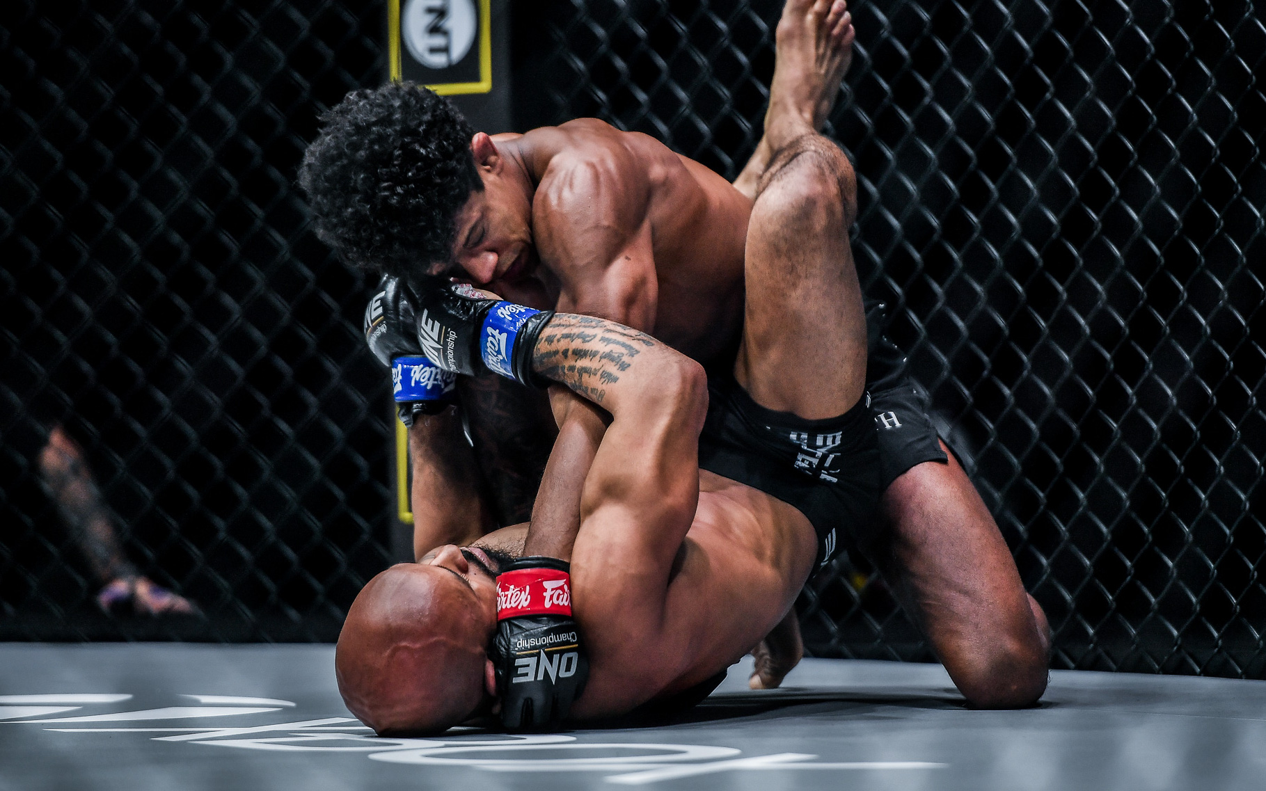 Demetrious Johnson thua sốc trước Adriano Moraes bởi một đòn thế bị cấm tại UFC