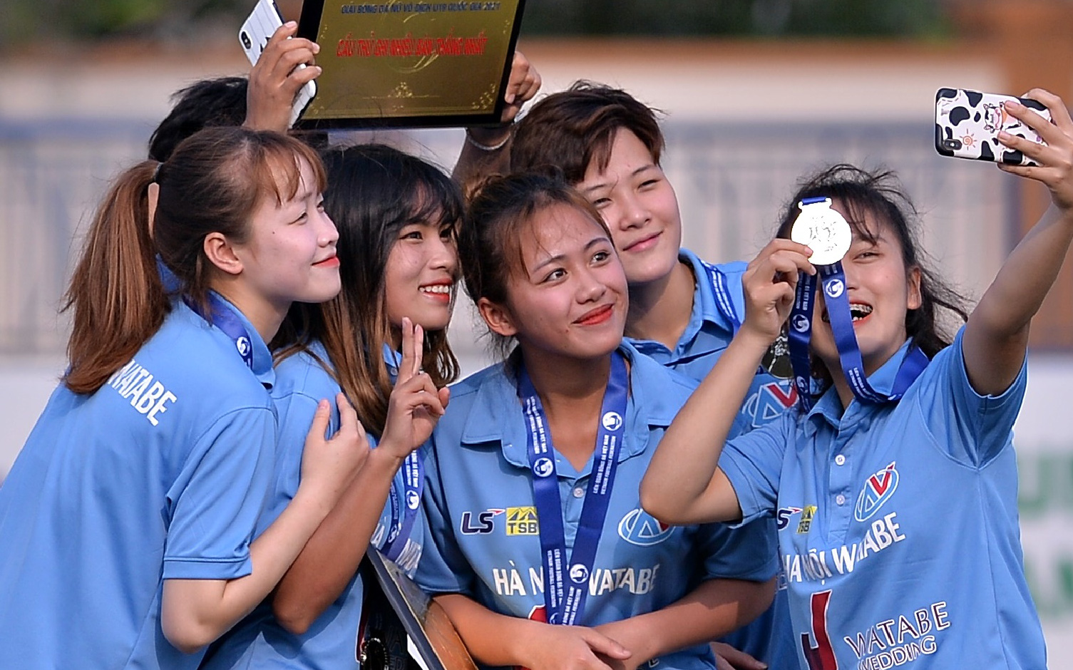 Dàn gái xinh rạng rỡ, đáng yêu trong ngày bế mạc giải bóng đá Nữ Vô địch U19 Quốc gia 2021