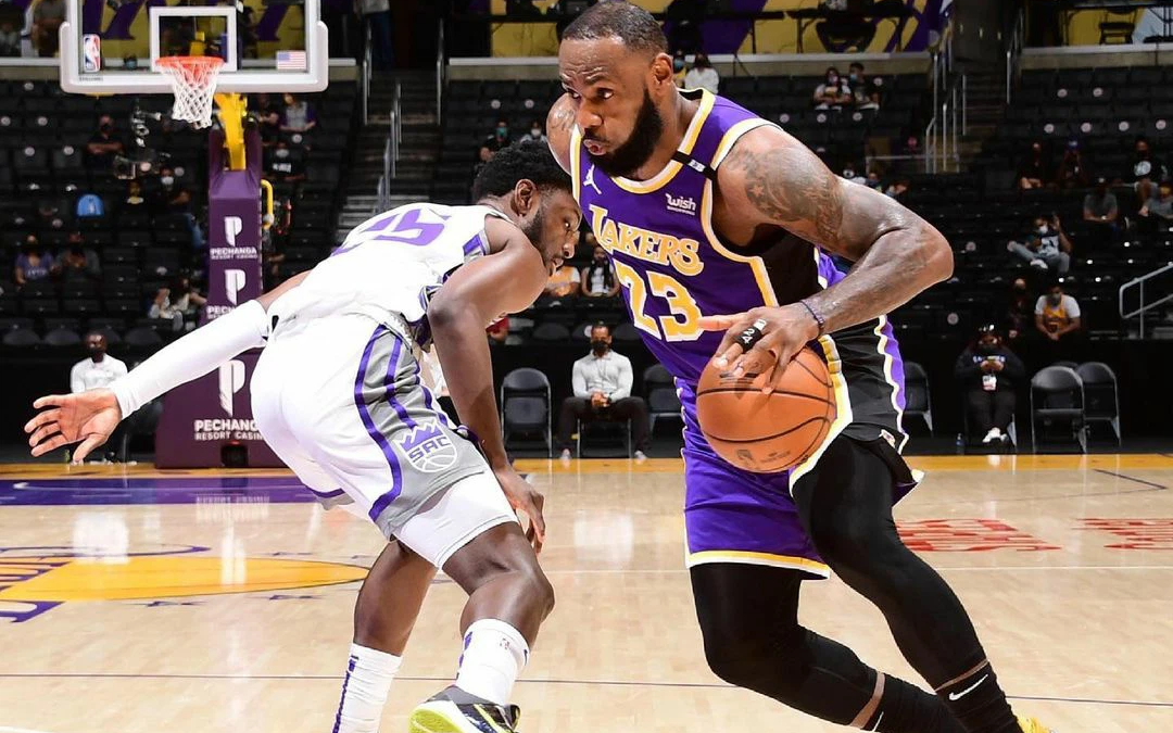 Một nhà vua là không đủ, King James bị Sacramento Kings vượt mặt trong ngày tái xuất