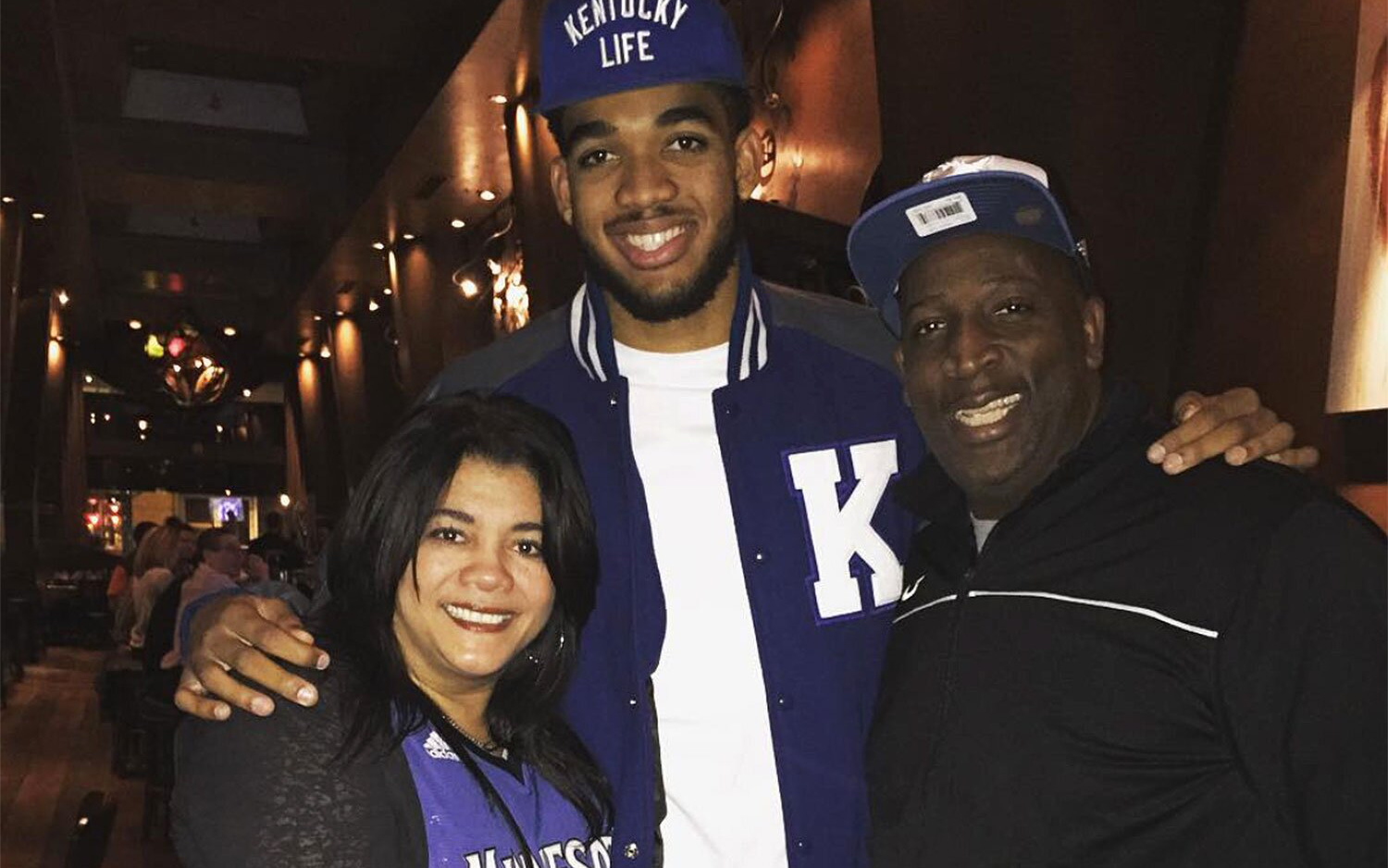 Khoảnh khắc xúc động của cha con Karl-Anthony Towns trong "Ngày của Mẹ" sẽ nhắc bạn trân quý gia đình khi còn có thể