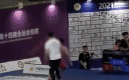 Cho rằng bị xử ép, đô vật Trung Quốc từng dự Olympic lao tới mắng chửi trọng tài, còn đạp đổ luôn bàn ghế