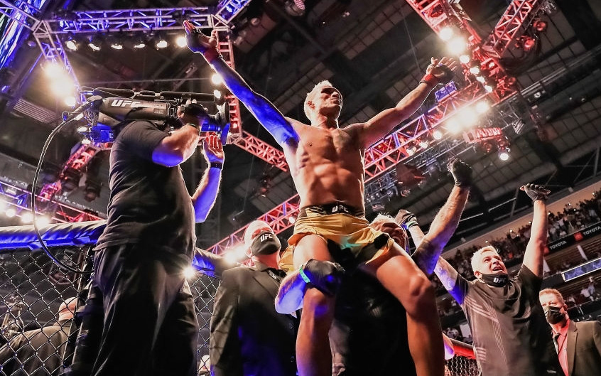 Conor McGregor, Dustin Poirier cùng hàng loạt tên tuổi chúc mừng Charles Oliveira sau chiến thắng trước Michael Chandler