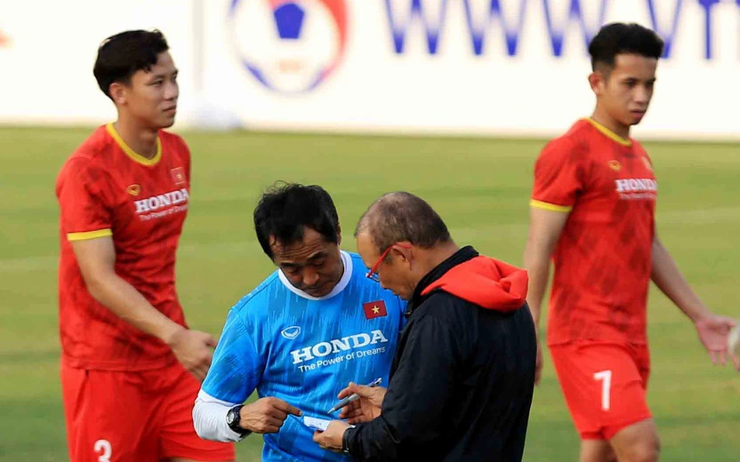 HLV Park dặn kĩ tuyển Việt Nam không vào bóng nguy hiểm gây chấn thương cho đồng đội khi tập luyện