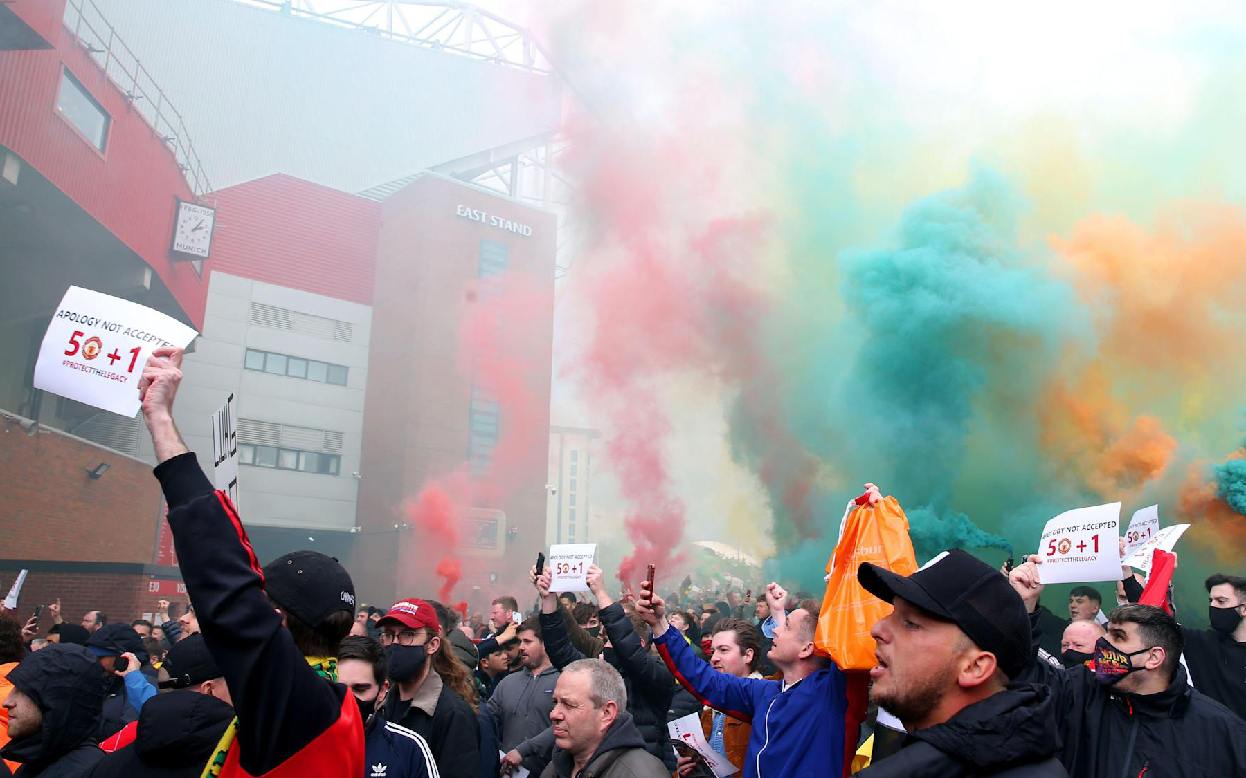 Nóng: Trận derby nước Anh bị hoãn vì fan cuồng MU bạo loạn