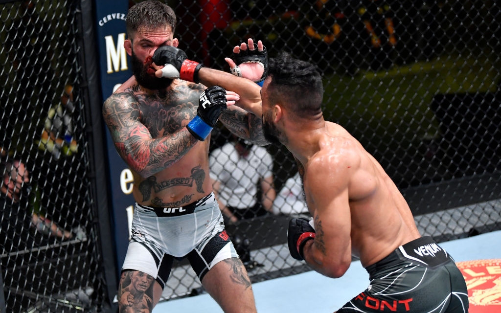 Rob Font đánh bại cựu vương Cody Garbrandt trong trận đấu tâm điểm tại UFC 