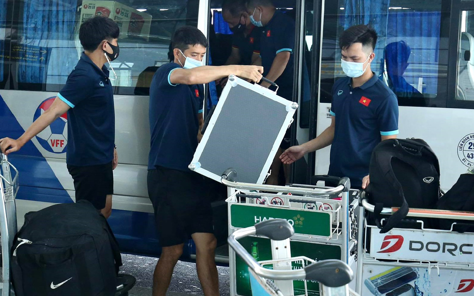 Đội trợ lý tuyển Việt Nam vất vả di chuyển 1 tấn hành lý đến sân bay Nội Bài chuẩn bị sang UAE