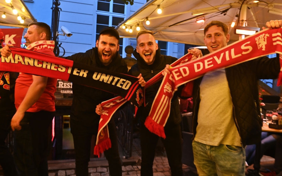 Fan MU bị những kẻ mặc đồ đen phục kích tấn công trước chung kết Europa League