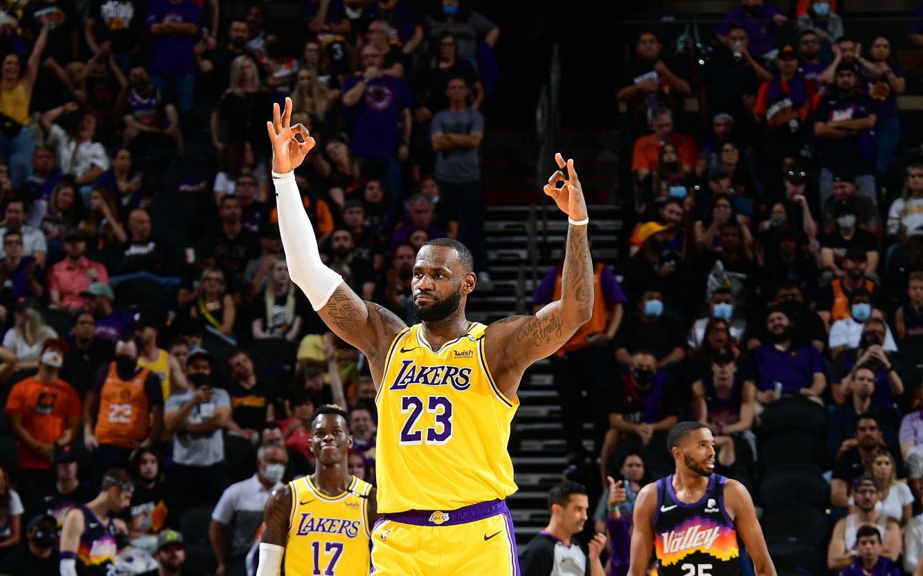 LeBron James khẳng định bản lĩnh nhà vua, giúp Los Angeles Lakers hồi sinh trước Phoenix Suns