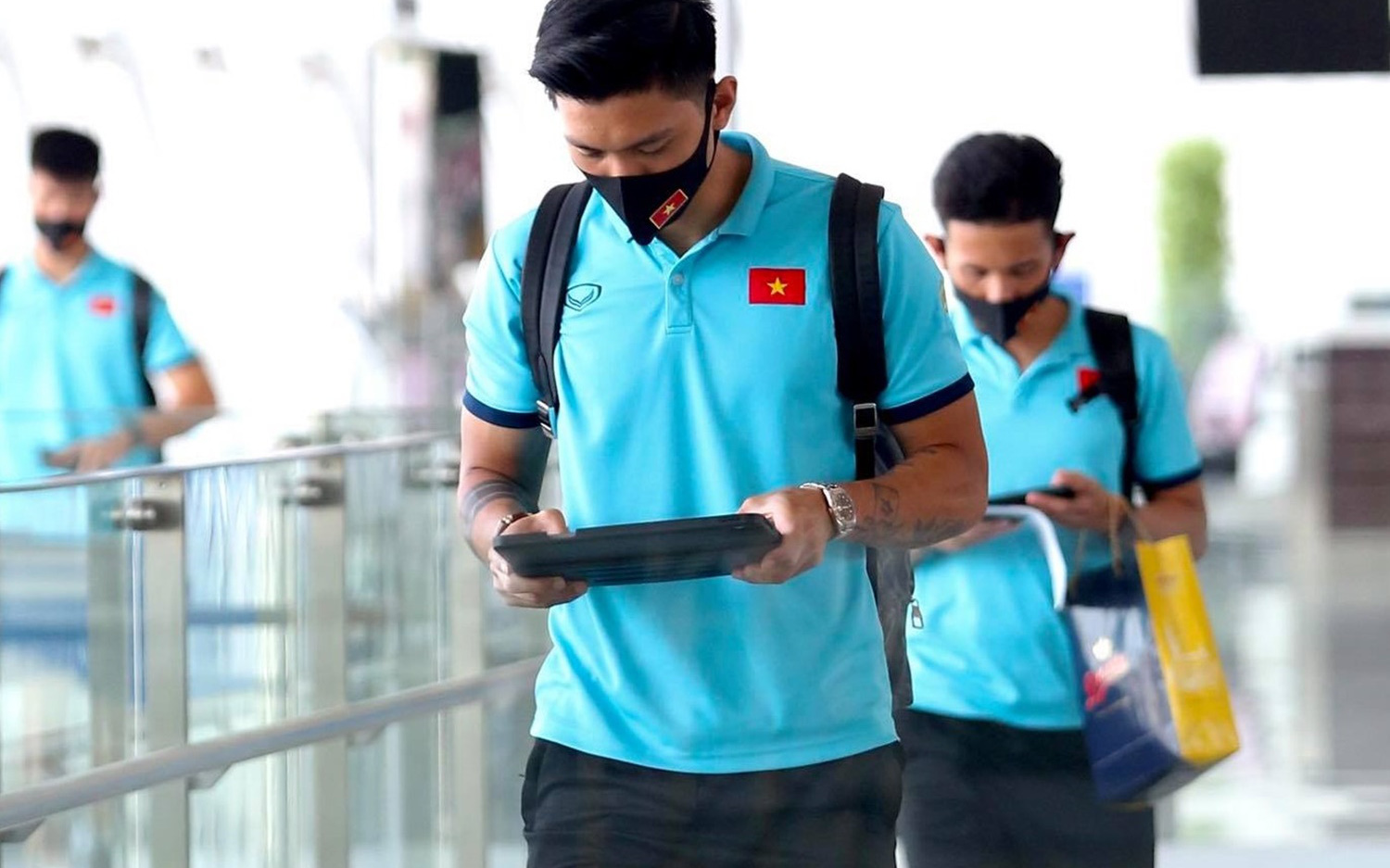 Văn Hậu mải chơi game, Tuấn Anh ôm laptop chậm nhất đội khi ra máy bay đi UAE