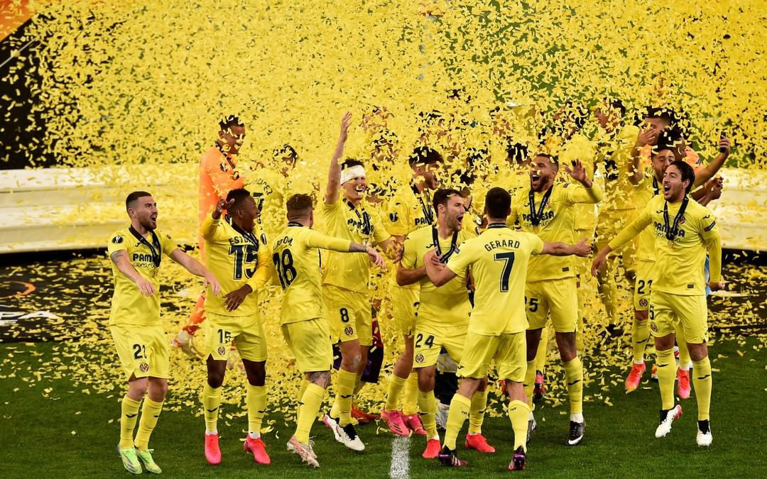 Cầu thủ Villarreal cắt toang mành lưới mang về làm kỷ niệm sau trận chung kết Europa League