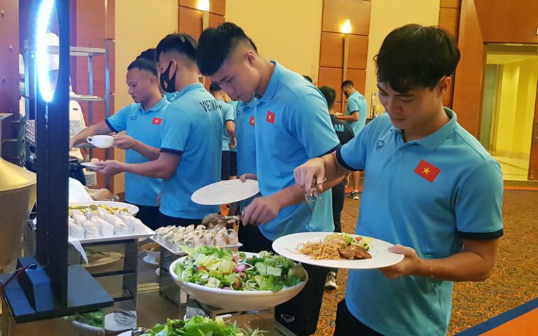 Tuyển Việt Nam khó tìm đầu bếp nấu ăn hợp khẩu vị ở Dubai