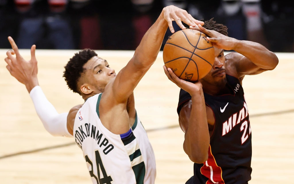 Á quân Miami Heat “ăn chổi”, Milwaukee Bucks giành vé đầu tiên vào vòng 2 Playoffs 2021