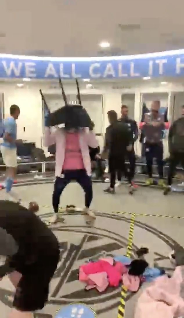 Cầu thủ Man City ăn mừng "điên dại" trong phòng thay đồ, fan đổ ra đường ăn mừng, nhiều người không đeo khẩu trang - Ảnh 2.