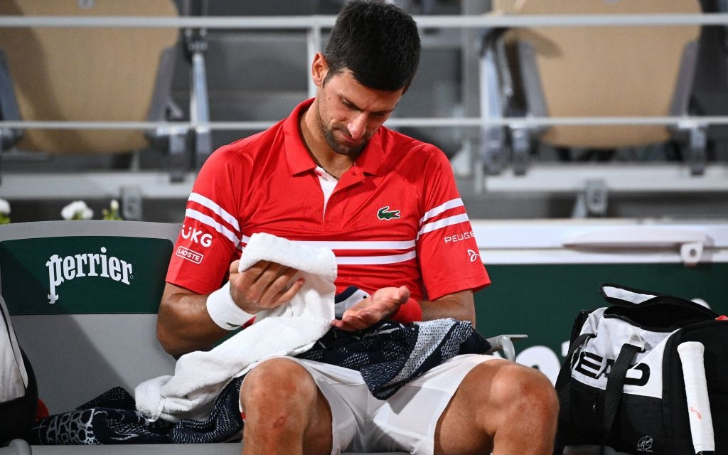 Djokovic đổ máu để đại chiến Nadal tại bán kết Roland Garros