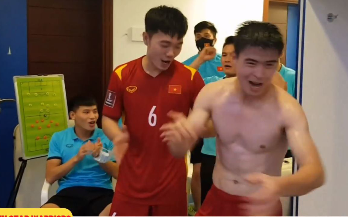 Tuyển Việt Nam ăn mừng cực sung trong phòng thay đồ sau trận thắng Malaysia