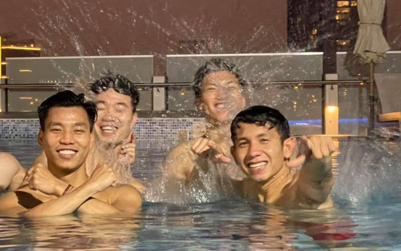 Tuyển Việt Nam thư giãn ở bể bơi sau trận thắng Malaysia