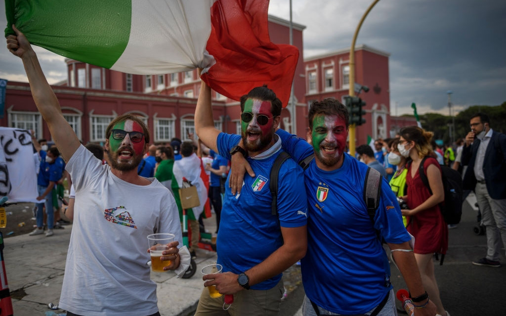 Fanzone Euro 2020 náo nhiệt trước giờ bóng lăn