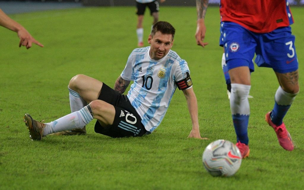 Messi nhận cú đúp &quot;quả đắng&quot;: Hết ngã bò ra sân vì đi bóng bất thành, còn bị hậu vệ đối phương lừa qua &quot;dễ như ăn kẹo&quot;