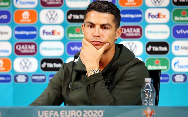 Ronaldo khiến nhà tài trợ nóng mắt: Gạt bỏ nước có ga trong buổi họp báo, khuyên mọi người uống nước lọc