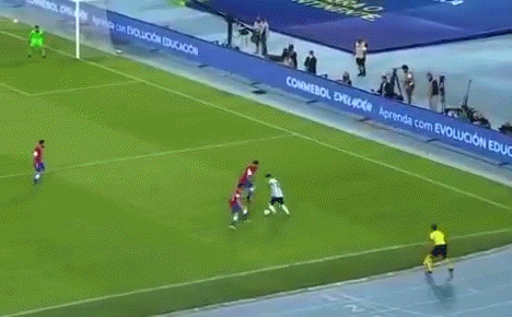 Messi nhận cú đúp "quả đắng": Hết ngã bò ra sân vì đi bóng bất thành, còn bị hậu vệ đối phương lừa qua "dễ như ăn kẹo" - Ảnh 4.