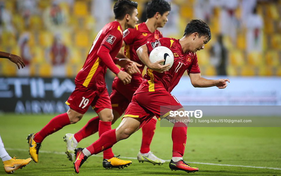 Fan xúc động trước hình ảnh Minh Vương ghi bàn xong vội vã ôm bóng vào sân tiếp tục trận đấu mong gỡ hoà cho tuyển Việt Nam