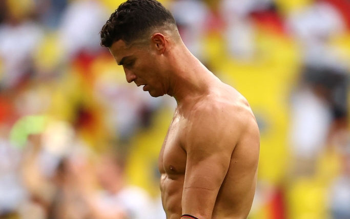 Ronaldo cởi trần khoe cơ bụng 6 múi &quot;chỉ uống nước lọc, không Coca&quot; trước 10.000 khán giả