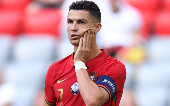 Ronaldo làm xiếc với trái bóng, trêu đùa hai hậu vệ kỳ cựu tuyển Đức nhưng rồi bị cho "ăn hành" tơi tả