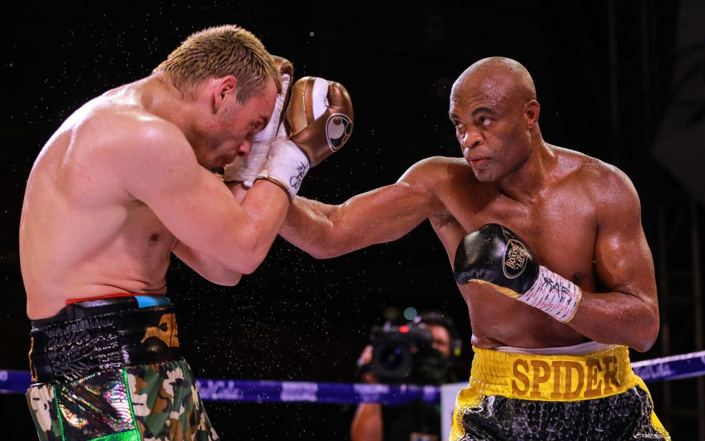 Huyền thoại Anderson Silva giành chiến thắng gây sốc trước nhà cựu vô địch boxing thế giới Julio Chavez Jr