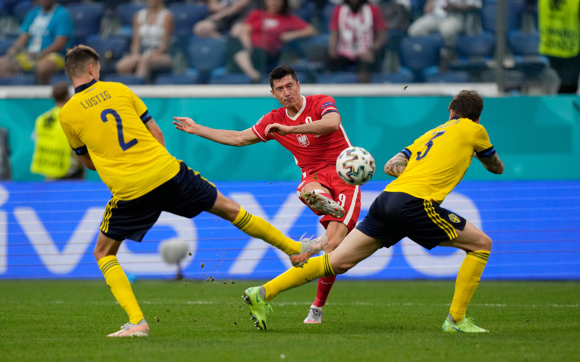 Video: Lewandowski cứa lòng điệu nghệ rút ngắn tỷ số 1-2 cho Ba Lan