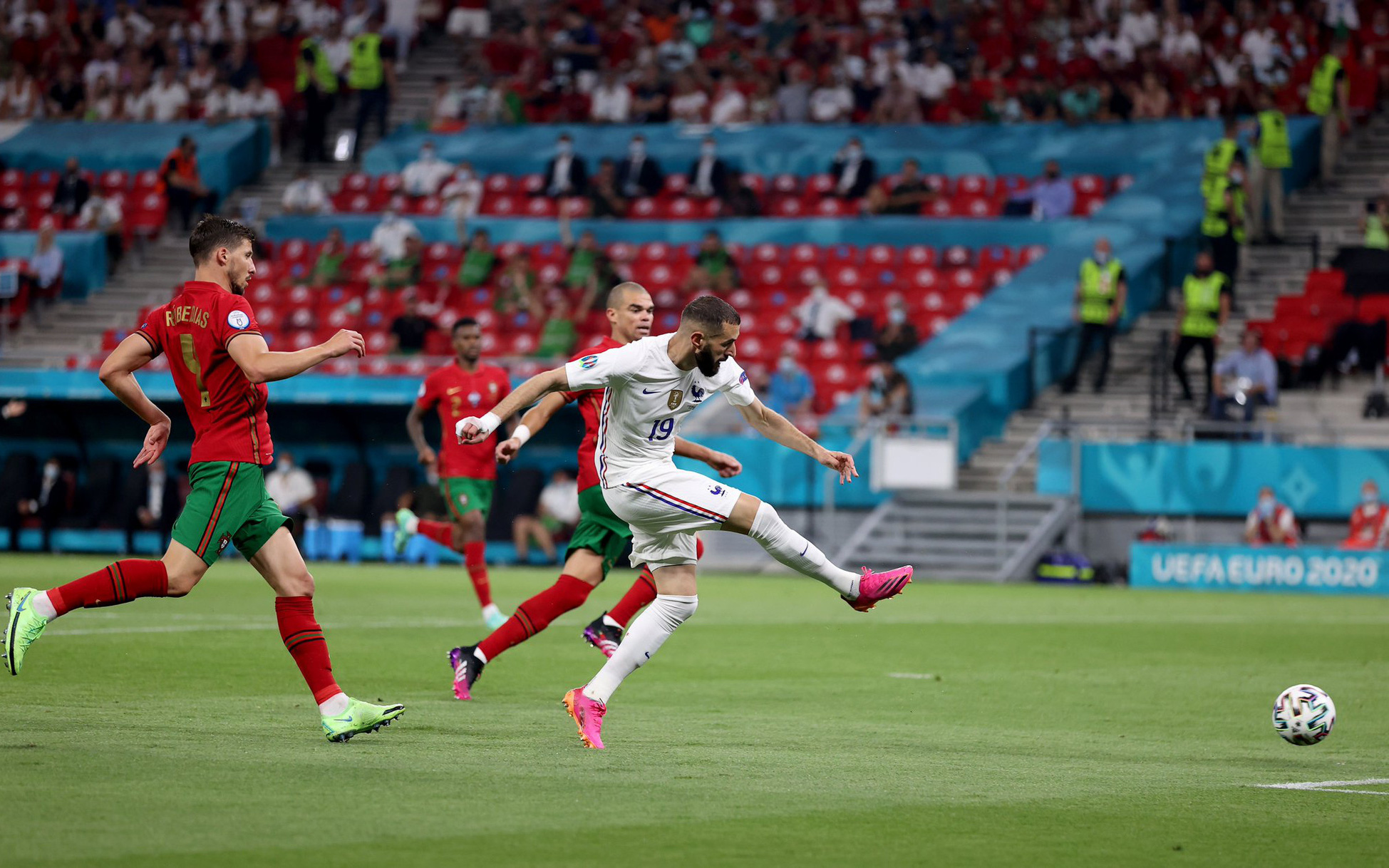 Video: Benzema phá bẫy việt vị nâng tỷ số lên 2-1 cho tuyển Pháp