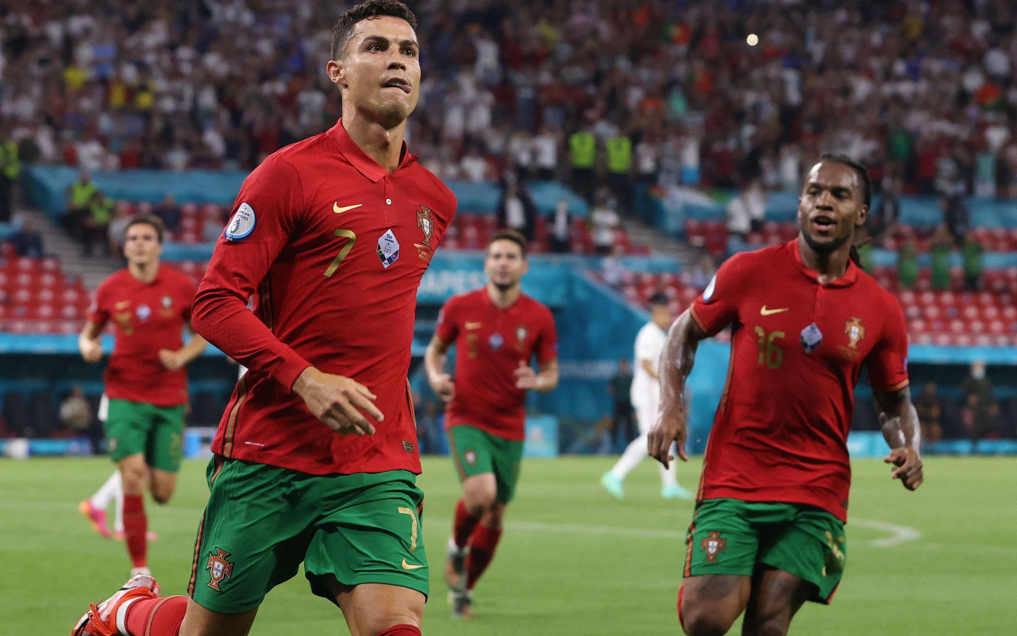 Video: Ronaldo lập cú đúp trên chấm phạt đền gỡ hòa 2-2 cho Bồ Đào Nha