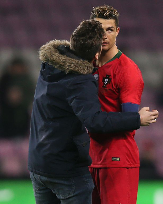 Đánh liều chạy vào sân, "fan cuồng" được Ronaldo nựng má: Biểu cảm của cậu thanh niên chứng minh CR7 vĩ đại thế nào - Ảnh 8.