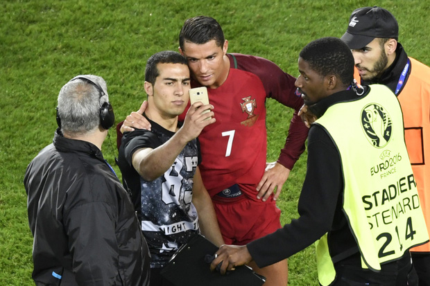 Đánh liều chạy vào sân, "fan cuồng" được Ronaldo nựng má: Biểu cảm của cậu thanh niên chứng minh CR7 vĩ đại thế nào - Ảnh 9.