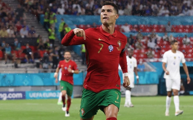 Ronaldo cân bằng kỷ lục vĩ đại nhất cấp đội tuyển quốc gia