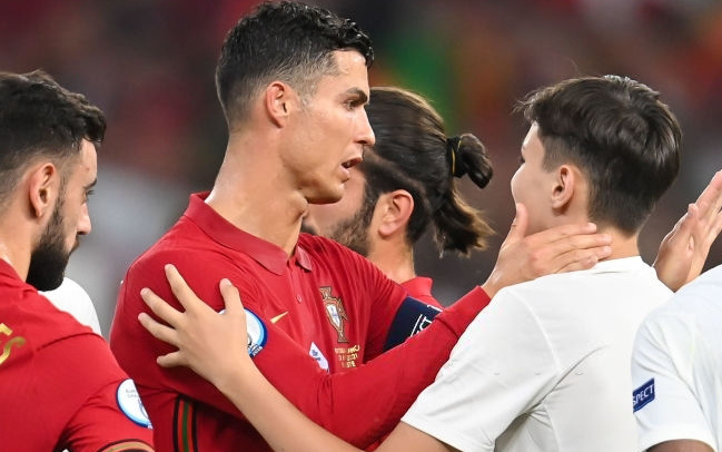 Đánh liều chạy vào sân, &quot;fan cuồng&quot; được Ronaldo nựng má: Biểu cảm của cậu thanh niên chứng minh CR7 vĩ đại thế nào