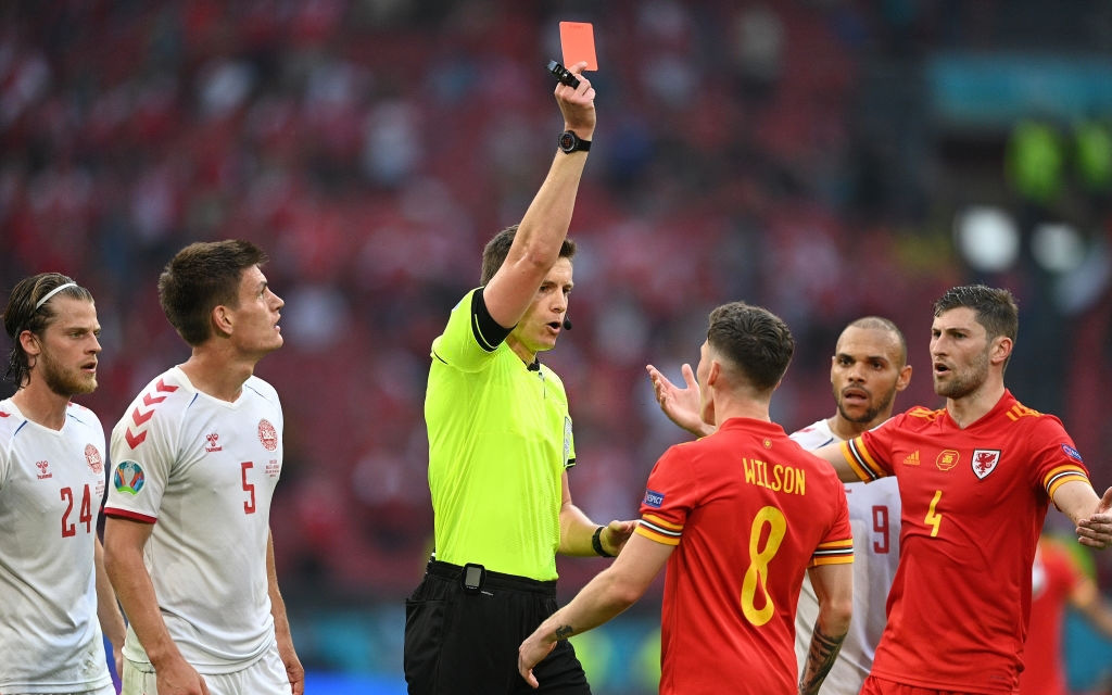 Video Euro 2020: Harry Wilson vào bóng ác ý và phải nhận thẻ đỏ trực tiếp