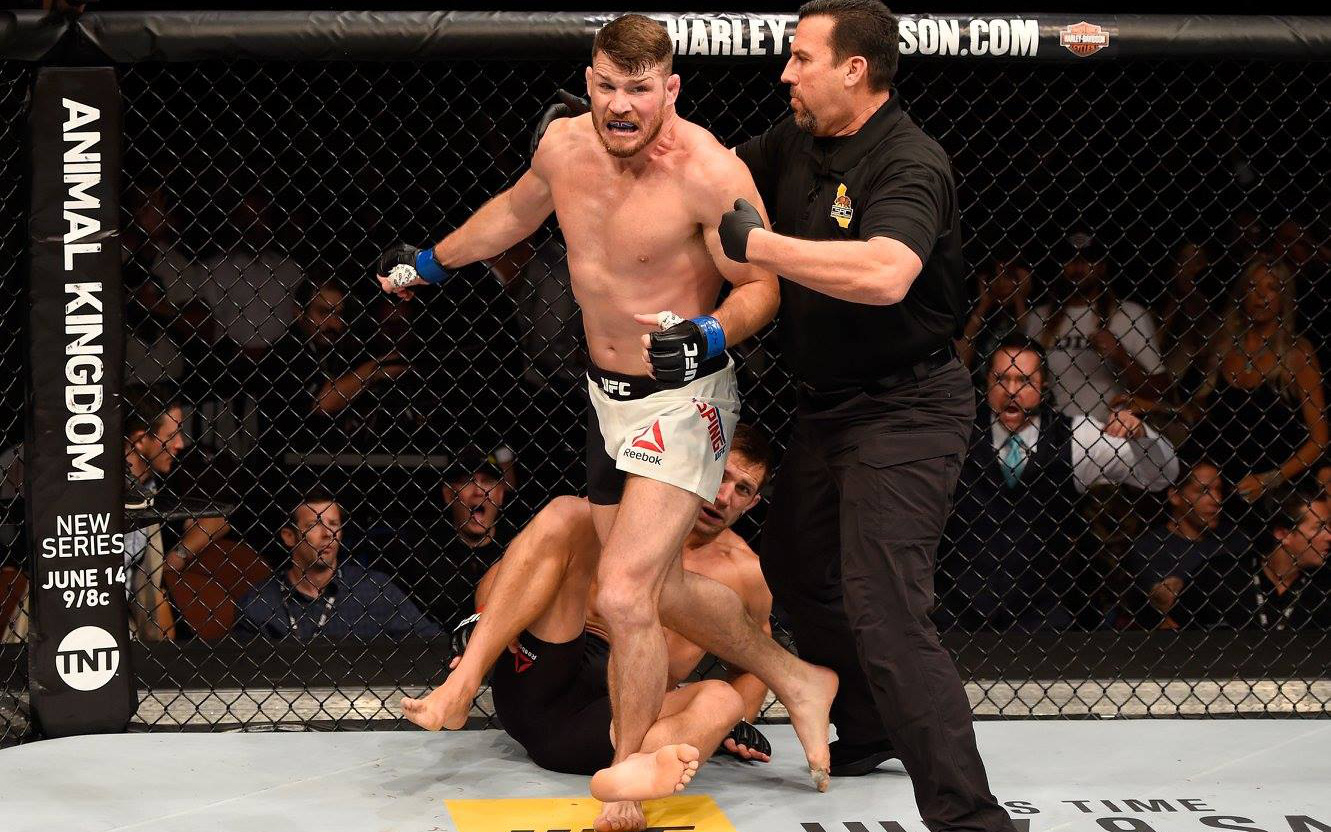 Cựu vương Michael Bisping gặp &quot;tai bay vạ gió&quot; vì quay phim trên đường phố