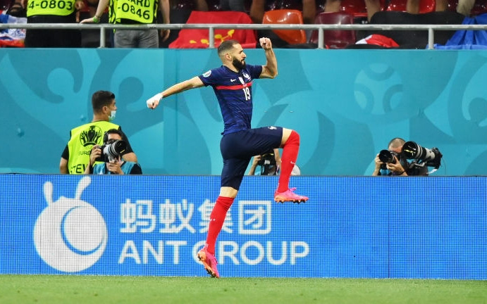 Video: Benzema lập cú đúp để đưa tuyển Pháp vươn lên dẫn trước 2-1