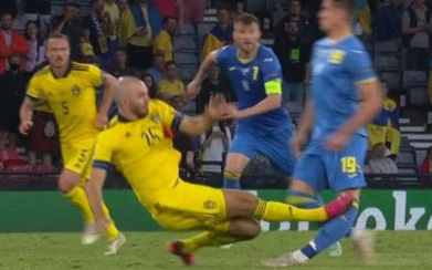 Cẳng chân của cầu thủ Ukraine bị đối thủ Thuỵ Điển đạp thành hình gấp khúc
